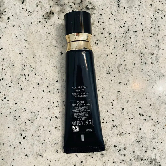 Cle de Peau Beaute Radiant Cream Foundation O90 Very Deep Ocher 21ml 0.88 oz - Picture 3 of 10